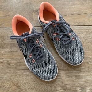 Nike Flex TR 7  Training Sneaker Tennis Shoes Women’s Sz 7 Grey/Melon Running